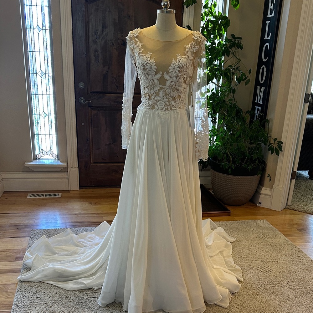 Elegant Light Ivory Lace and ChiffonWedding Dress